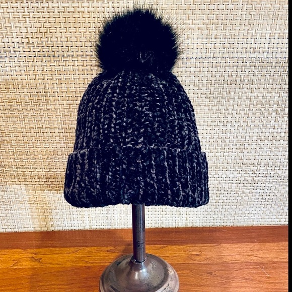 Muk Luks Accessories - NWOT Muk Luks Black & Gray Chenille Faux Fur Pom Beanie